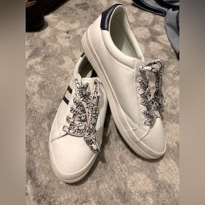 Tommy Hilfiger sz 8.5White women’s sneakers